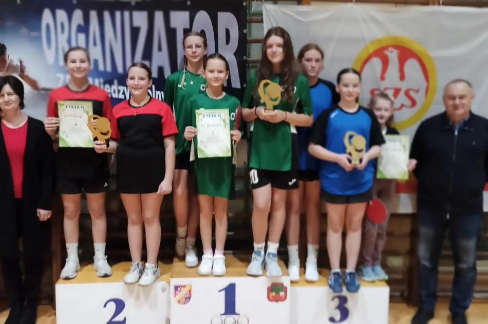 Mistrzostwa Powiatu w Drużynowym Tenisie Stołowym w ramach Igrzysk Dzieci odbyły się w ZSP nr 4 - zdjęcie 4