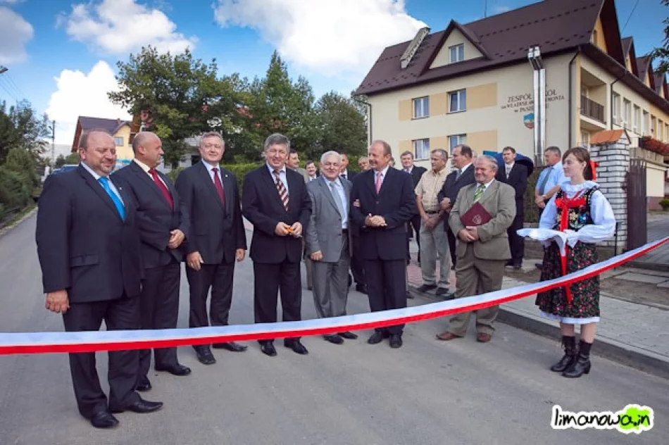 Garaż prawie na drodze - zdjęcie 3