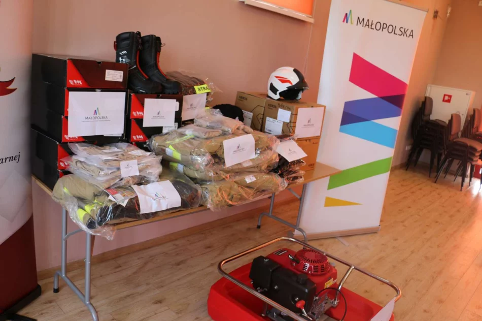 Zakończył się II etap rozbudowy budynku remizy OSP Limanowa, jednostki OSP Limanowa i OSP Łososina Górna z nowym sprzętem ratowniczo-bojowym - zdjęcie 12