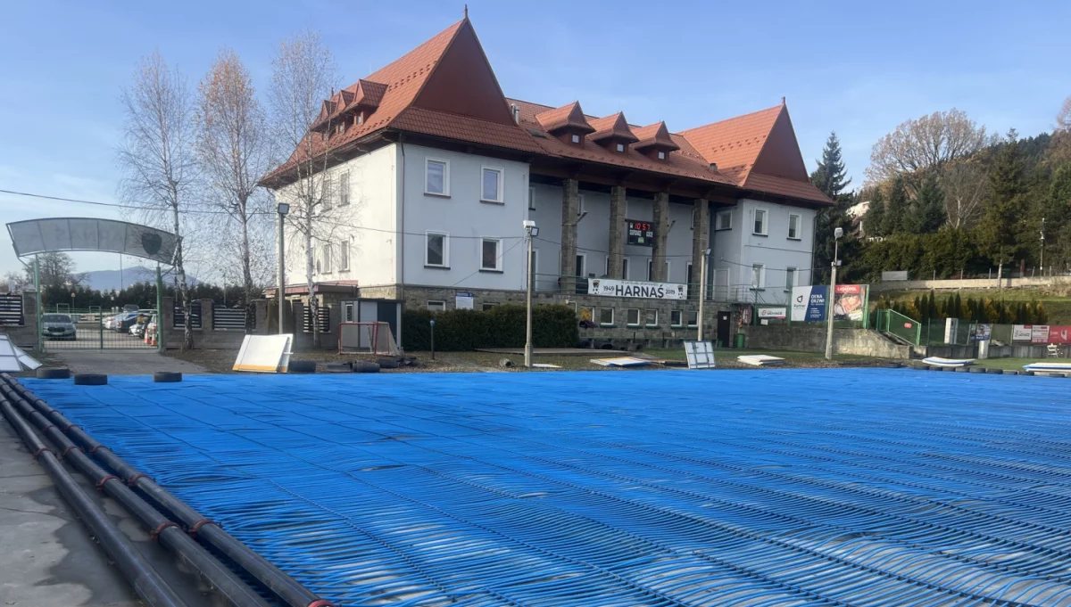 Przygotowania do uruchomienia lodowiska/fot.: Krzysztof Młynarczyk UGT