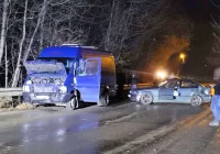 Zgłaszali problem, ale nikt nie reagował. Zderzenie pojazdów na zabłoconej jezdni - zdjęcie główne
