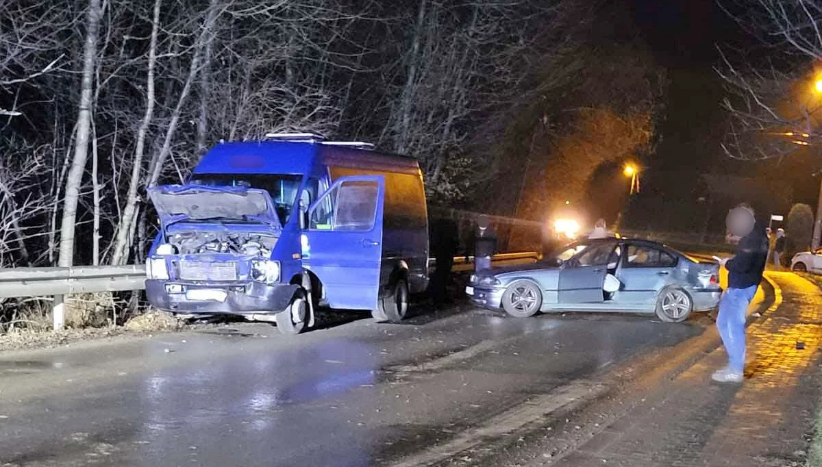 Zgłaszali problem, ale nikt nie reagował. Zderzenie pojazdów na zabłoconej jezdni