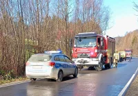 Uderzyła w barierę i wjechała do rowu - zdjęcie główne