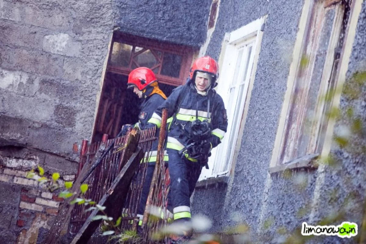 Pożar budynku mieszkalnego – wypadek strażaków