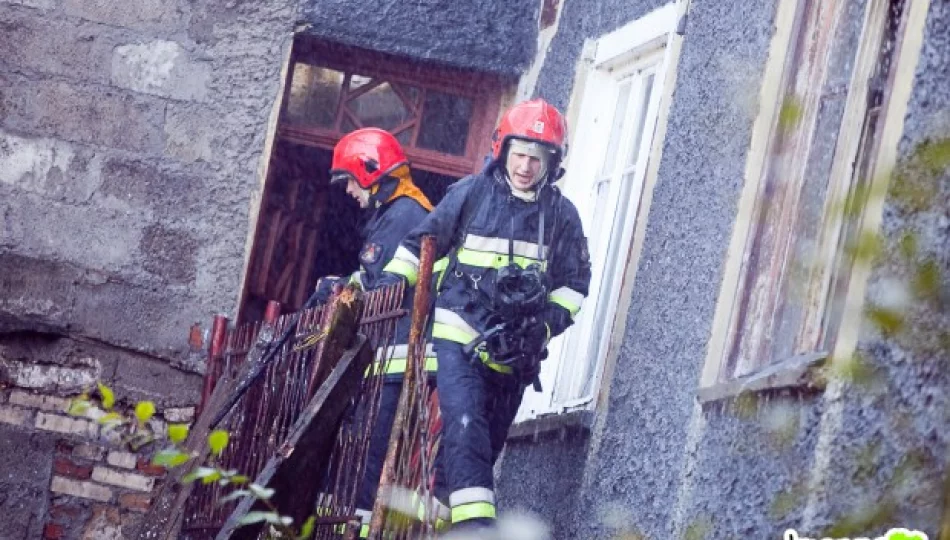Pożar budynku mieszkalnego – wypadek strażaków - zdjęcie 1