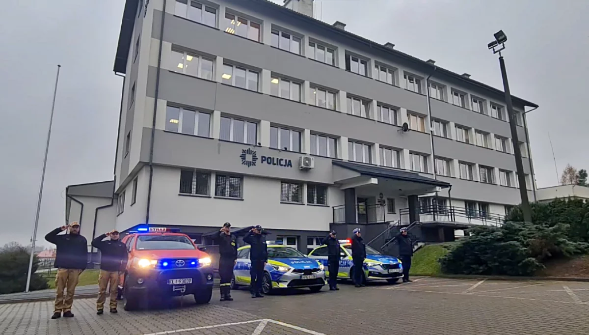 Limanowscy policjanci i strażacy oddali hołd zmarłemu funkcjonariuszowi