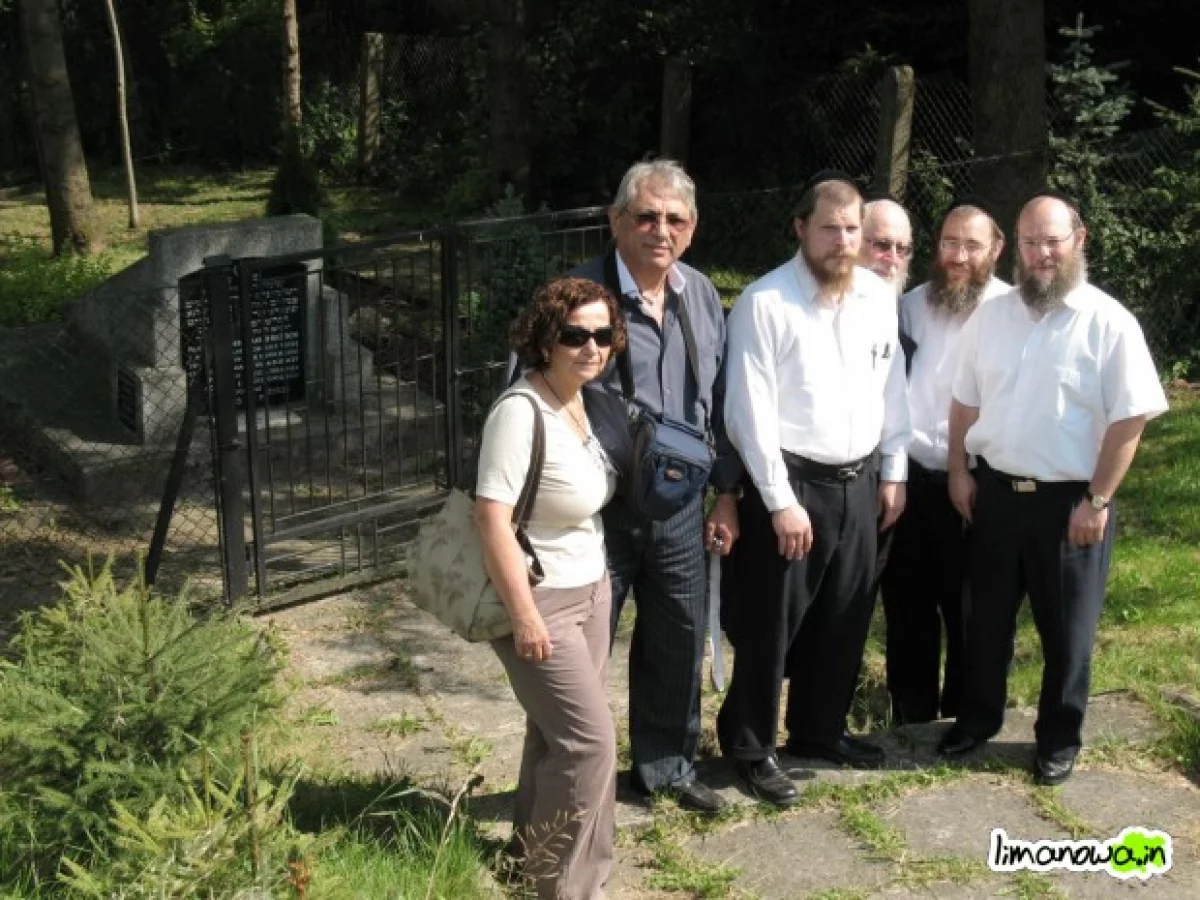 Żydzi przyjeżdżają na groby pomordowanych przodków