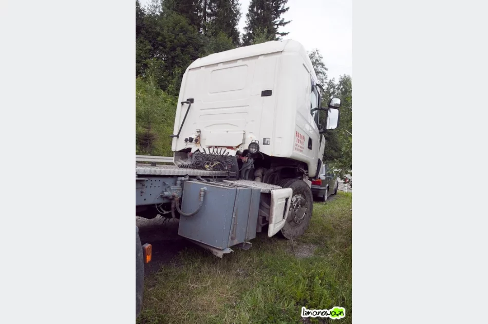 Tir przewrócił się przez sarnę - zdjęcie 2