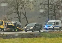Wypadł z jezdni i uderzył w bariery. Kierowca ukarany mandatem - zdjęcie główne