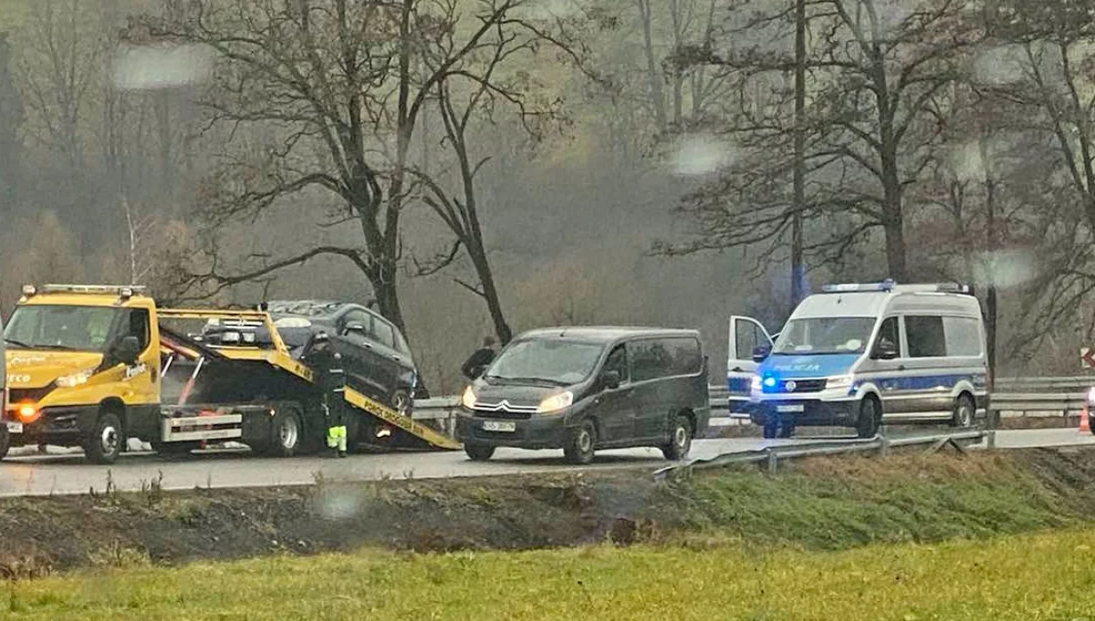 Wypadł z jezdni i uderzył w bariery. Kierowca ukarany mandatem