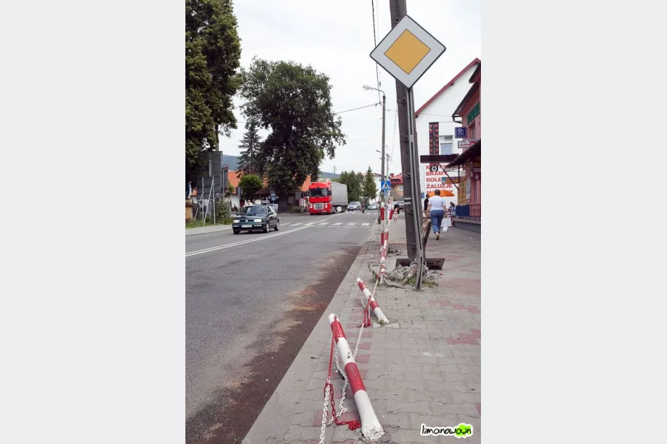 Zniszczone słupki i słup - zdjęcie 2