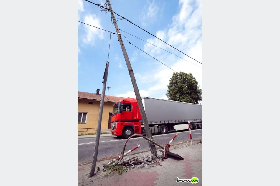 Zniszczone słupki i słup - zdjęcie 3