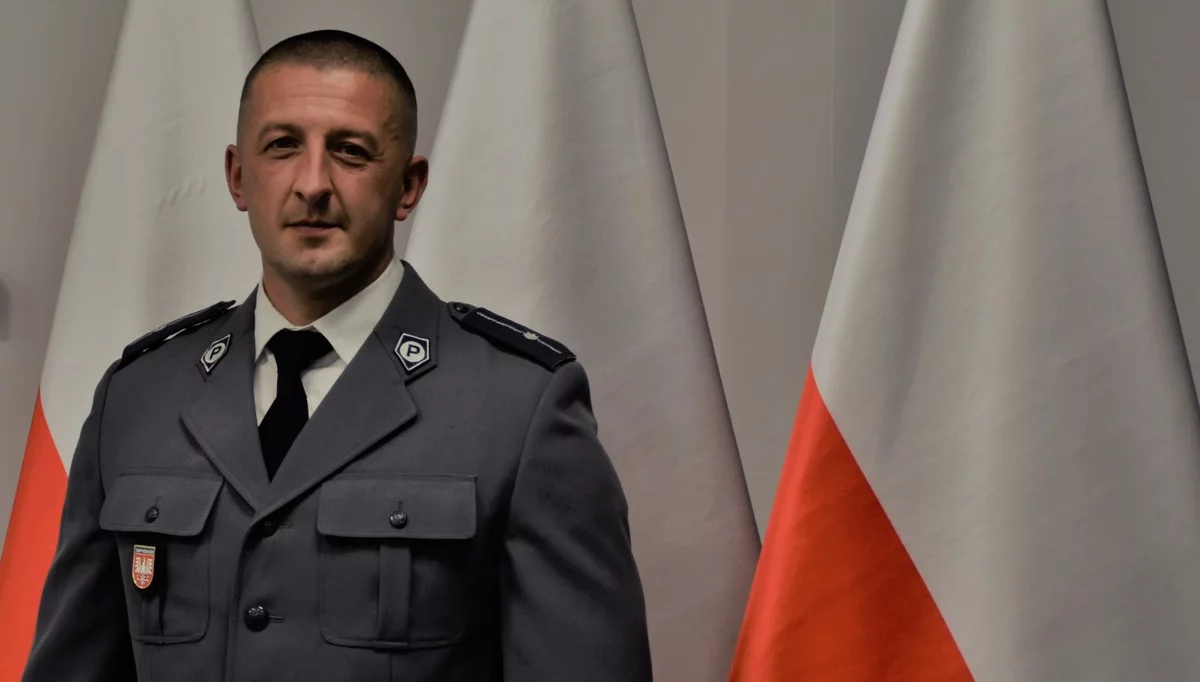 Policjant uratował 69-latkę z płonącego budynku/fot.: KPP Limanowa
