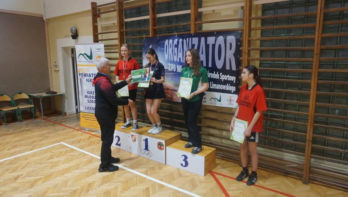 Szkolne starcie w tenisie stołowym
