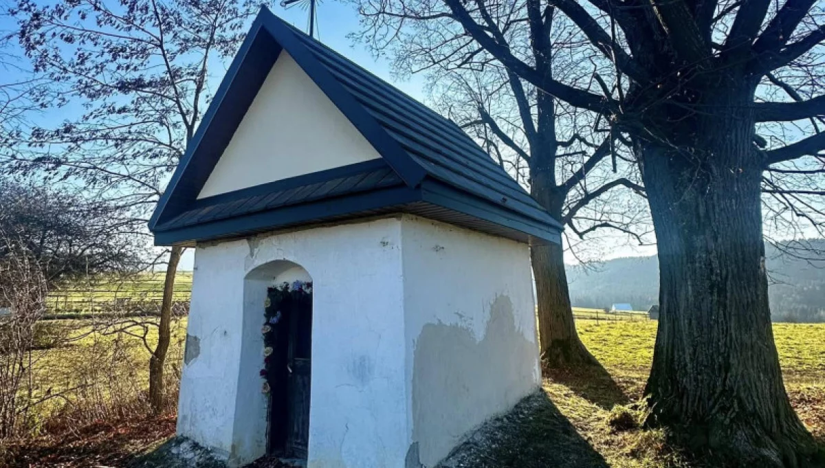 Wymiana dachu kapliczki na osiedlu Działy w Olszówce/fot.: UG Mszana Dolna