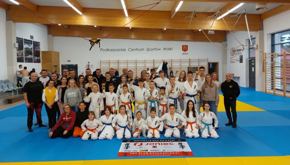 14 pucharów dla karateków z ARS Limanowa-JONIEC TEAM podczas Otwartych Mistrzostw Jasła w Karate Kyokushin - zdjęcie 1
