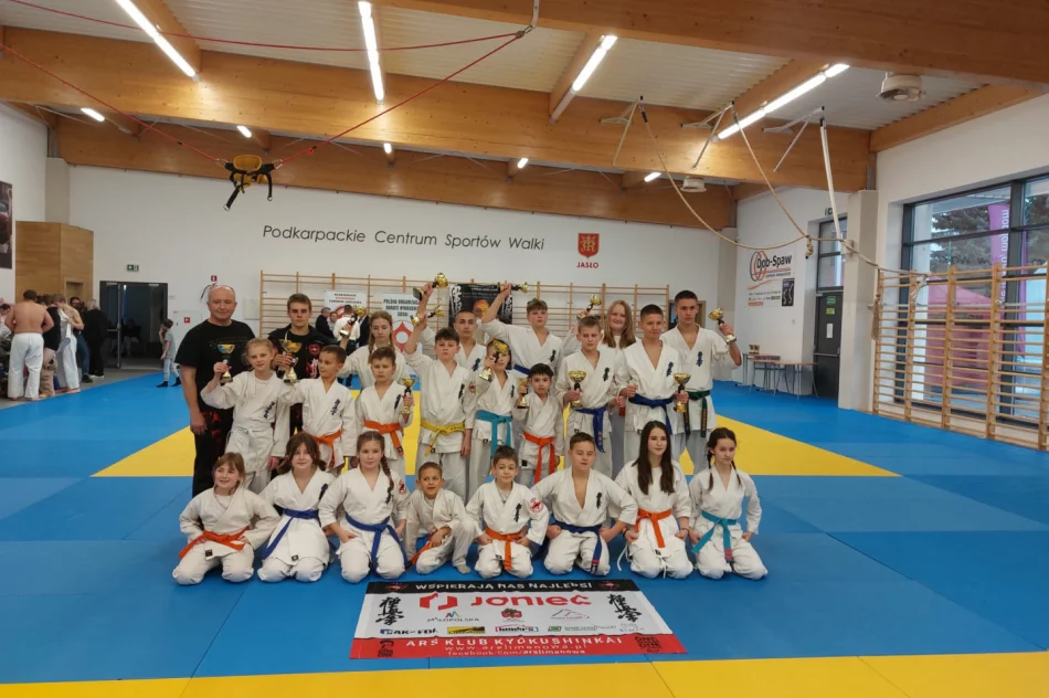 14 pucharów dla karateków z ARS Limanowa-JONIEC TEAM podczas Otwartych Mistrzostw Jasła w Karate Kyokushin - zdjęcie 2