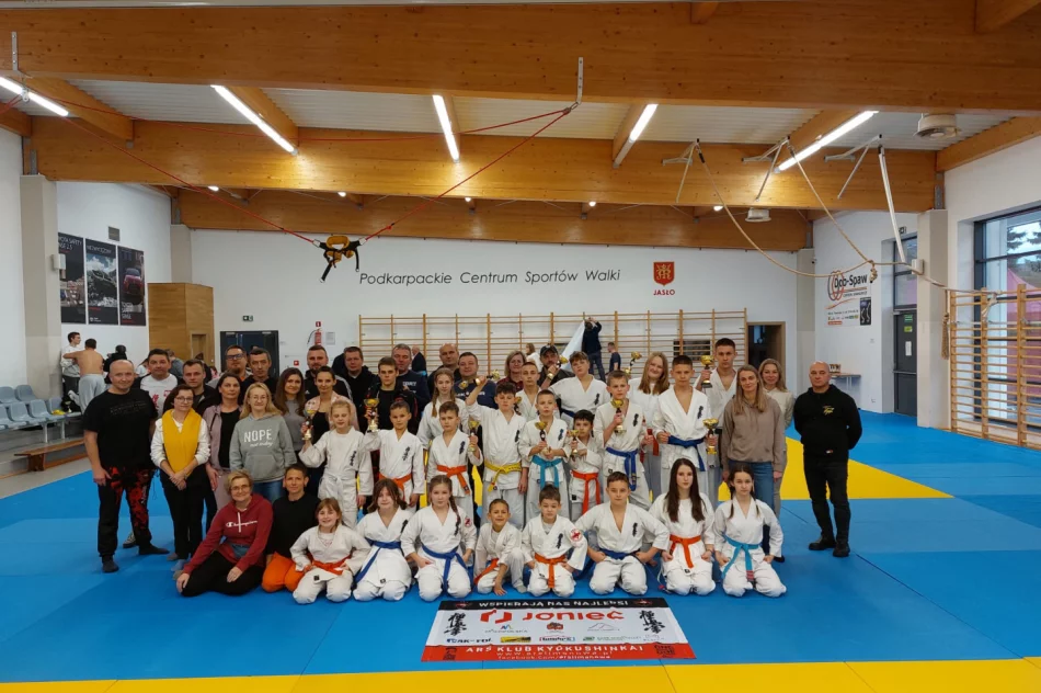 14 pucharów dla karateków z ARS Limanowa-JONIEC TEAM podczas Otwartych Mistrzostw Jasła w Karate Kyokushin - zdjęcie 3