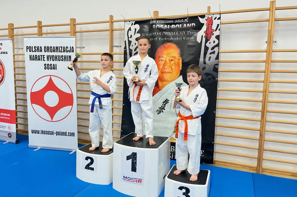 14 pucharów dla karateków z ARS Limanowa-JONIEC TEAM podczas Otwartych Mistrzostw Jasła w Karate Kyokushin - zdjęcie 8