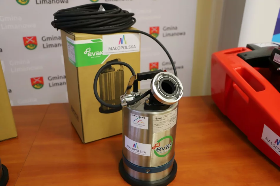 Uroczyste przekazanie pomp 8 jednostkom OSP z gminy Limanowa - zdjęcie 17