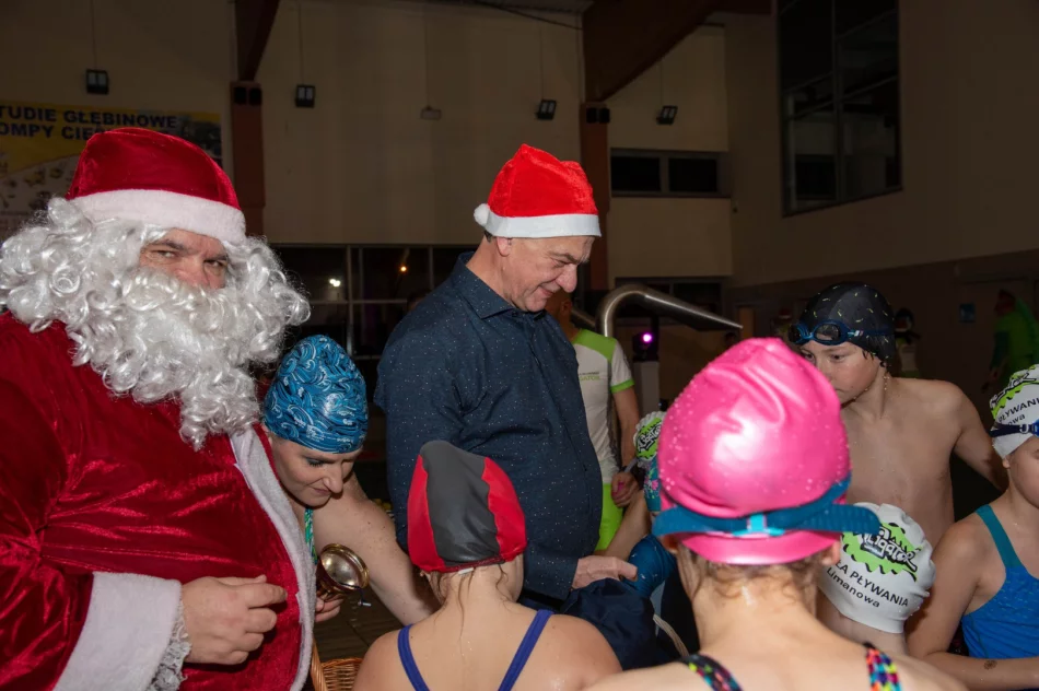 Mikołajkowa zabawa na Pływalni Limanowskiej (ZDJĘCIA) - zdjęcie 7