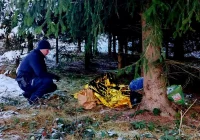 Policjanci uratowali mężczyznę przed zamarznięciem w lesie - zdjęcie główne