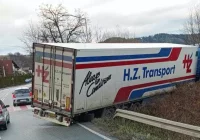 Ciężarówka zawisła na wjeździe - zdjęcie główne