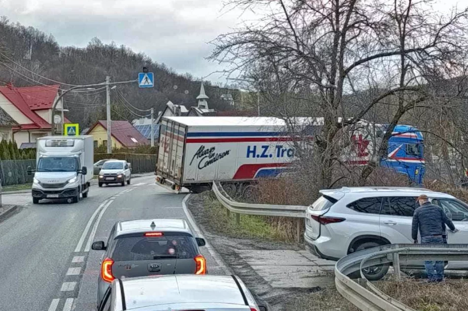 Ciężarówka zawisła na wjeździe - zdjęcie 2