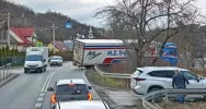 Ciężarówka zawisła na wjeździe - zdjęcie 2