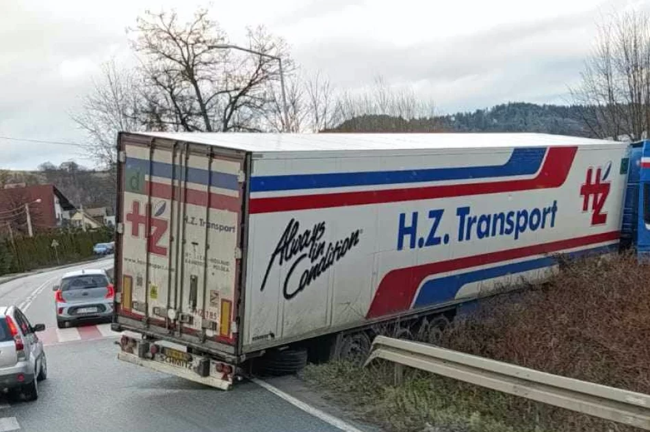 Ciężarówka zawisła na wjeździe - zdjęcie 3