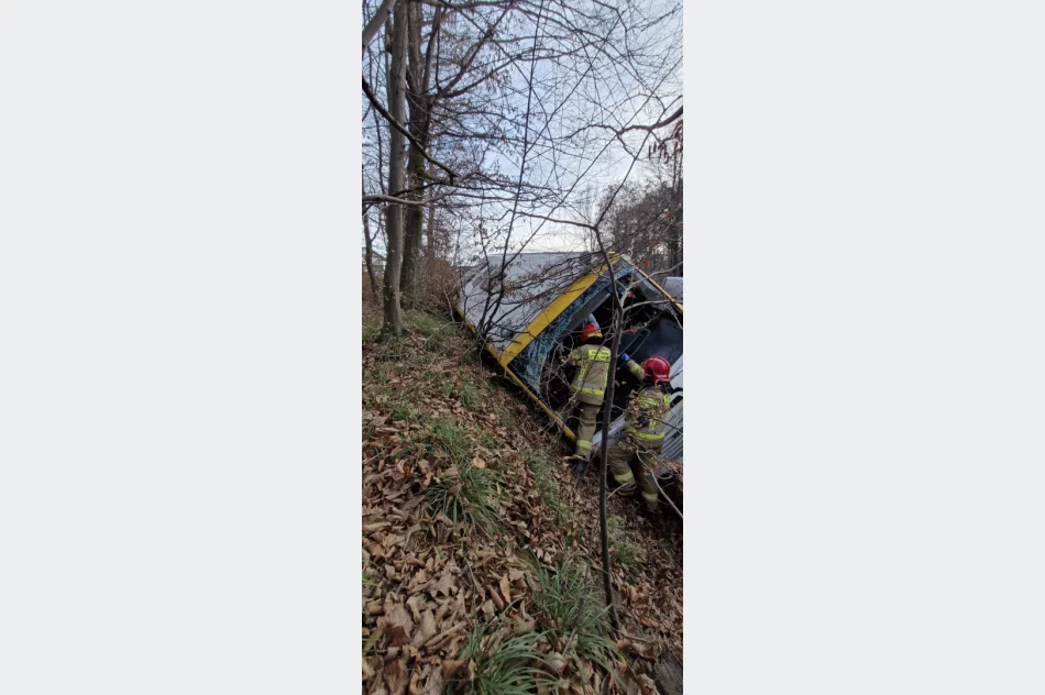 Wypadek autobusu. Droga Limanowa-Bochnia zablokowana - zdjęcie 2