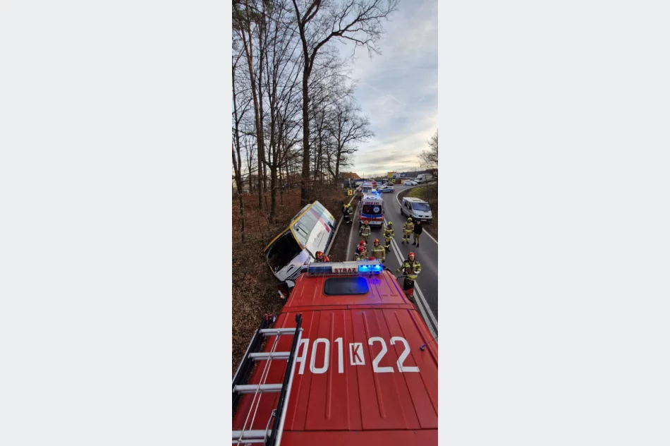 Wypadek autobusu. Droga Limanowa-Bochnia zablokowana - zdjęcie 3