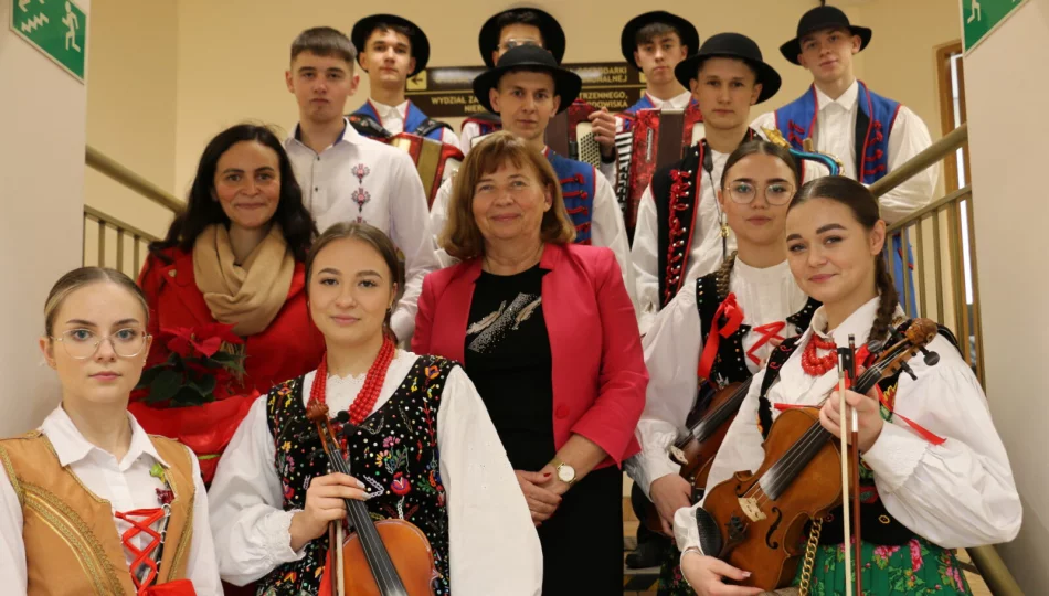 Hej kolęda! kolędnicy ze szkół średnich w Urzędzie Miasta Limanowa - zdjęcie 1