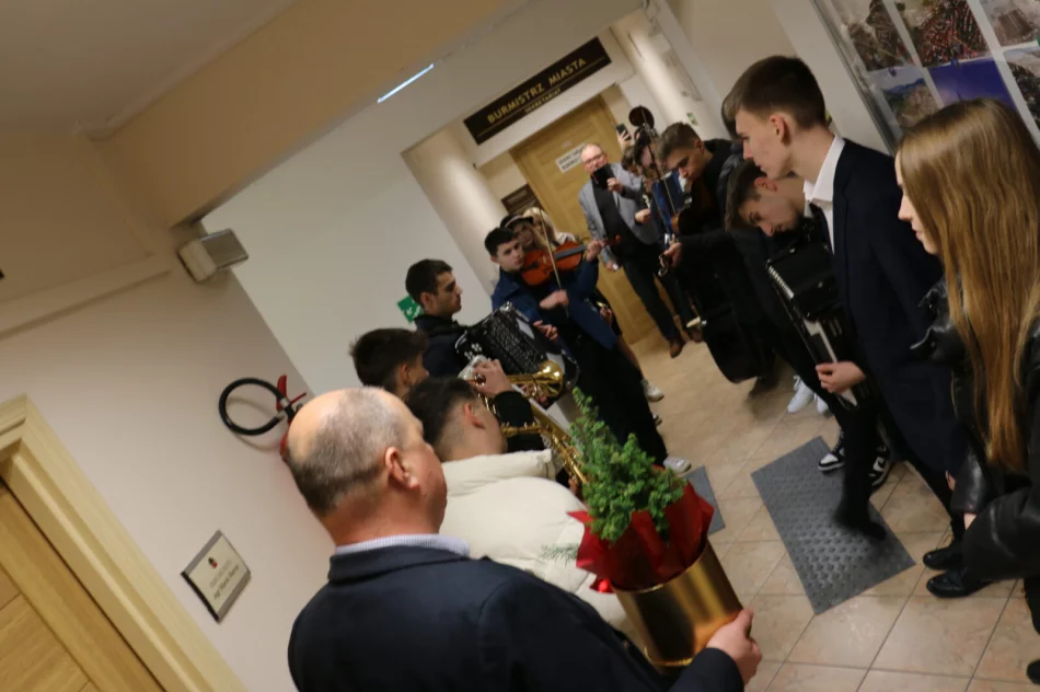 Hej kolęda! kolędnicy ze szkół średnich w Urzędzie Miasta Limanowa - zdjęcie 2