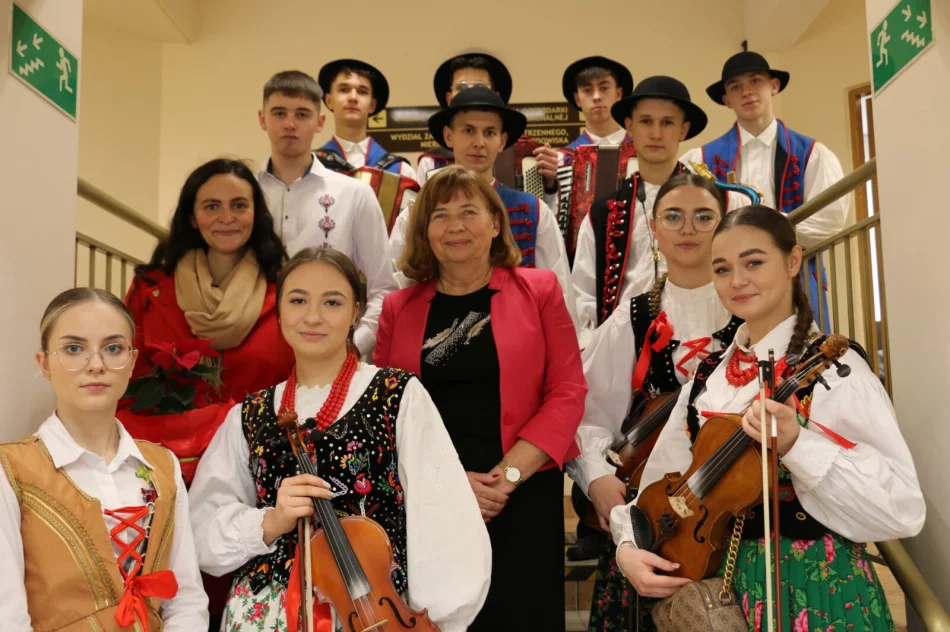Hej kolęda! kolędnicy ze szkół średnich w Urzędzie Miasta Limanowa - zdjęcie 3