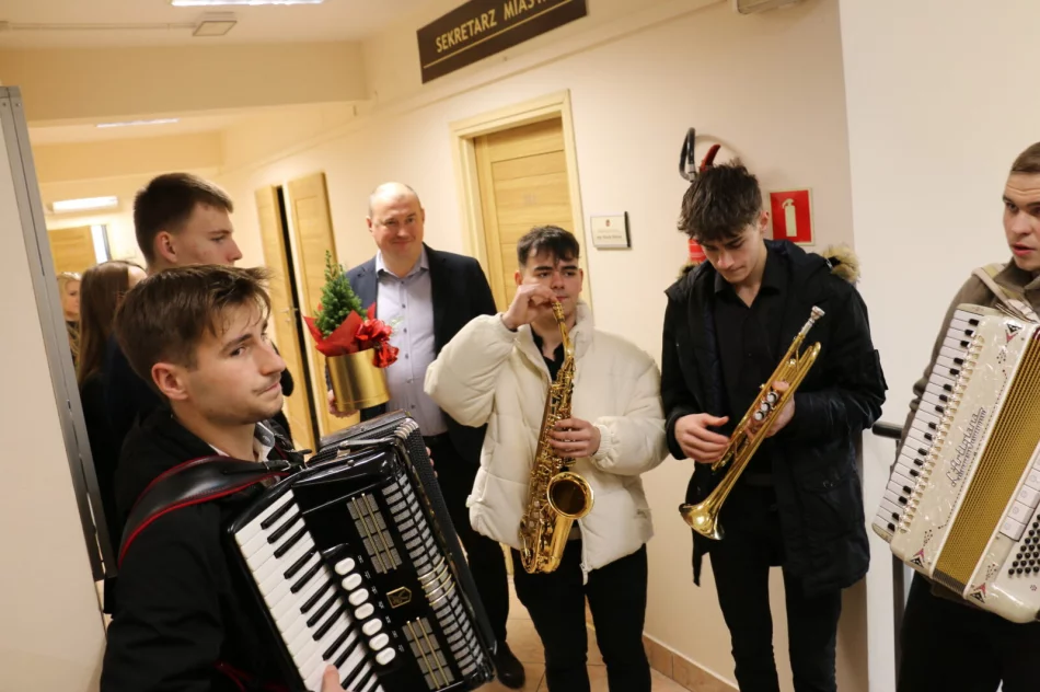 Hej kolęda! kolędnicy ze szkół średnich w Urzędzie Miasta Limanowa - zdjęcie 6