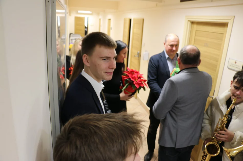 Hej kolęda! kolędnicy ze szkół średnich w Urzędzie Miasta Limanowa - zdjęcie 9