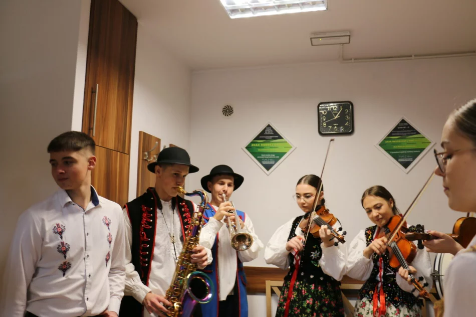 Hej kolęda! kolędnicy ze szkół średnich w Urzędzie Miasta Limanowa - zdjęcie 11