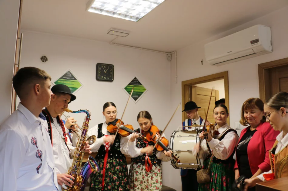 Hej kolęda! kolędnicy ze szkół średnich w Urzędzie Miasta Limanowa - zdjęcie 12