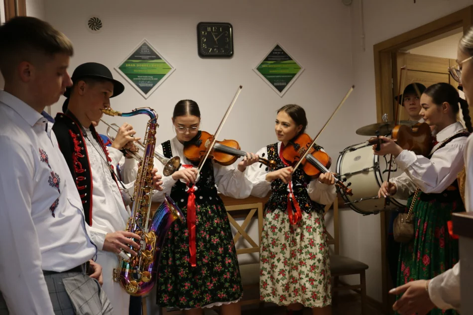 Hej kolęda! kolędnicy ze szkół średnich w Urzędzie Miasta Limanowa - zdjęcie 13