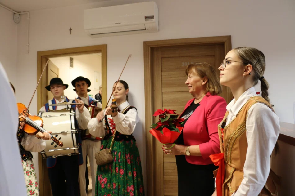 Hej kolęda! kolędnicy ze szkół średnich w Urzędzie Miasta Limanowa - zdjęcie 15