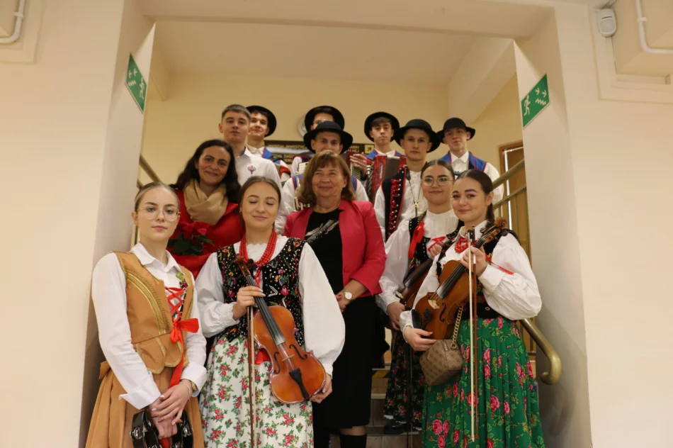 Hej kolęda! kolędnicy ze szkół średnich w Urzędzie Miasta Limanowa - zdjęcie 18