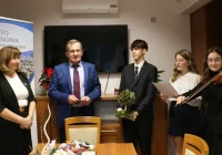 Z kolędą do Urzędu Miasta przybyli uczniowie Szkoły Podstawowej nr 2 w Limanowej - zdjęcie główne