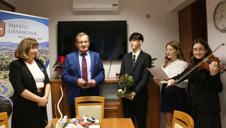 Z kolędą do Urzędu Miasta przybyli uczniowie Szkoły Podstawowej nr 2 w Limanowej - zdjęcie 1
