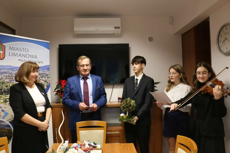 Z kolędą do Urzędu Miasta przybyli uczniowie Szkoły Podstawowej nr 2 w Limanowej - zdjęcie 2
