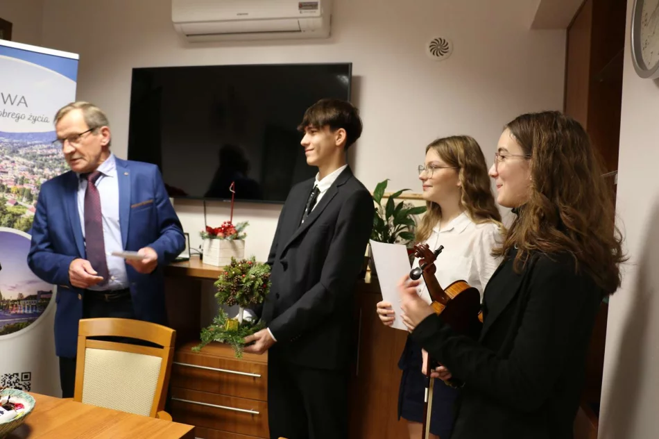 Z kolędą do Urzędu Miasta przybyli uczniowie Szkoły Podstawowej nr 2 w Limanowej - zdjęcie 9