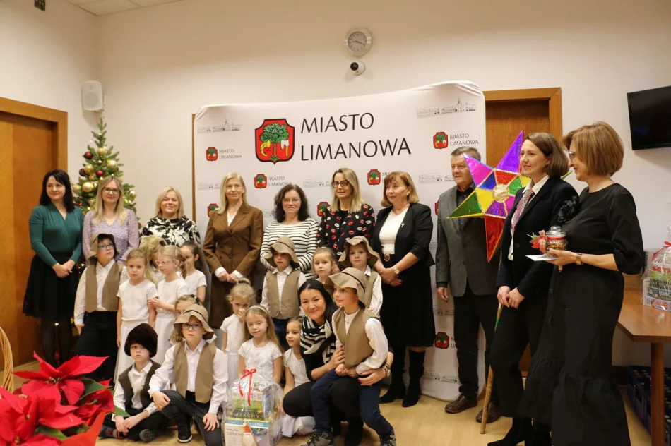 Przedszkolaki kolędowały w Urzędzie Miasta - zdjęcie 2