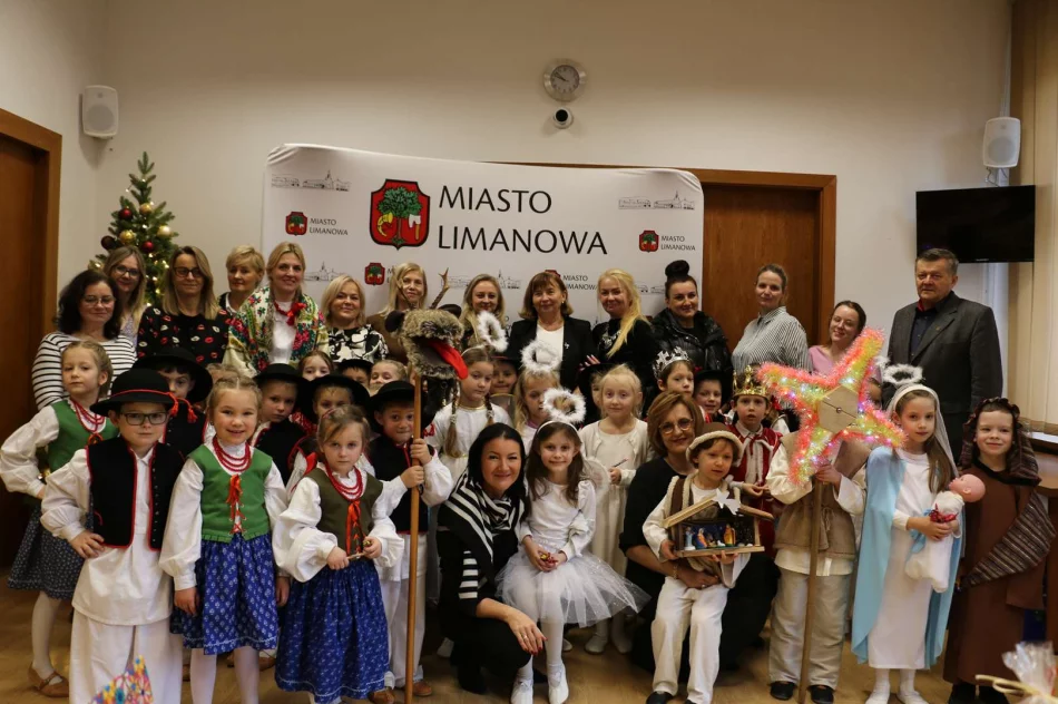 Przedszkolaki kolędowały w Urzędzie Miasta - zdjęcie 3