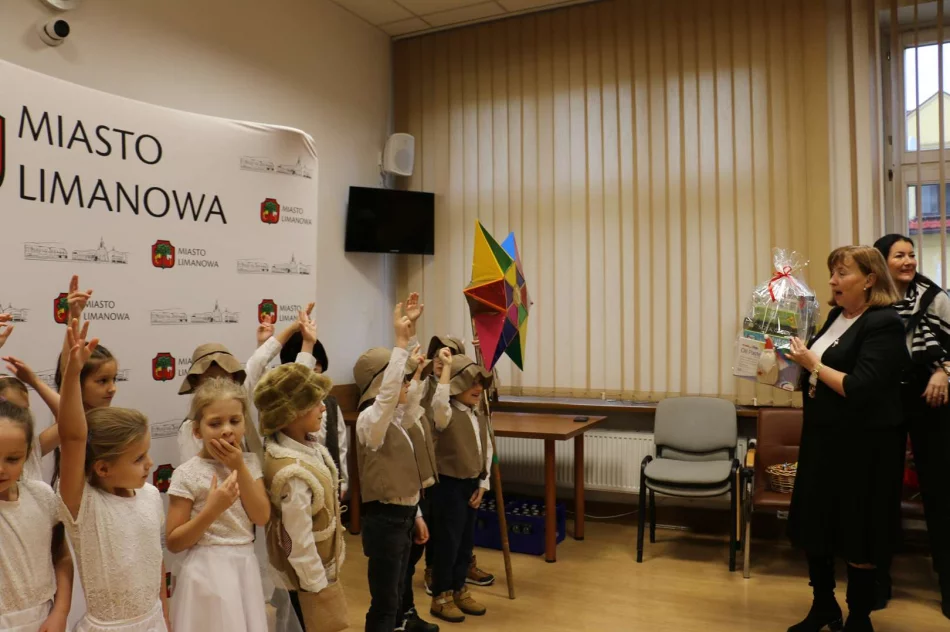 Przedszkolaki kolędowały w Urzędzie Miasta - zdjęcie 5