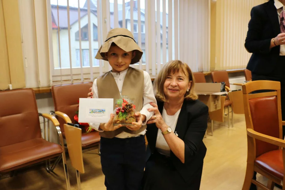 Przedszkolaki kolędowały w Urzędzie Miasta - zdjęcie 6